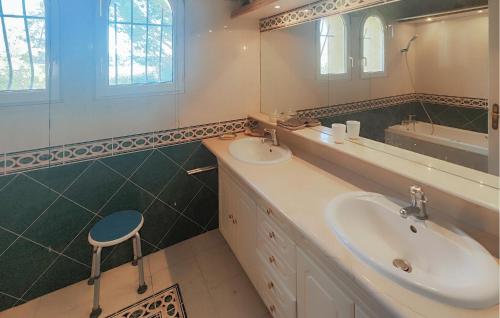 Ένα μπάνιο στο Pet Friendly Home In Cruzy