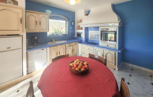 Η κουζίνα ή μικρή κουζίνα στο Pet Friendly Home In Cruzy