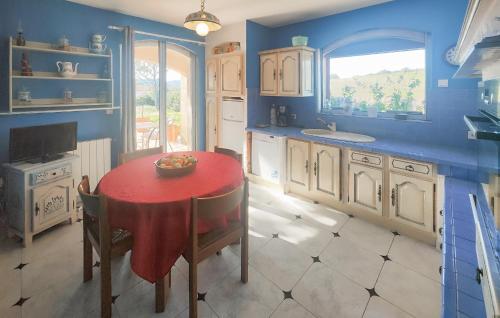 Η κουζίνα ή μικρή κουζίνα στο Pet Friendly Home In Cruzy