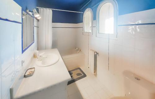 Ένα μπάνιο στο Pet Friendly Home In Cruzy