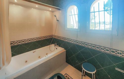 Ένα μπάνιο στο Pet Friendly Home In Cruzy