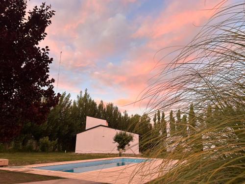 Swimmingpoolen hos eller tæt på Posada Del Montañés Cabañas