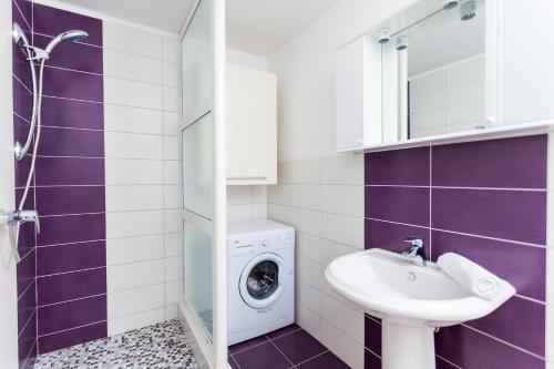 une salle de bains avec lave-linge et lavabo dans l'établissement Family friendly house with a swimming pool Vela Luka, Korcula - 23698, à Vela Luka