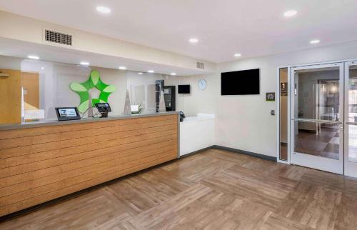 a restaurant with a counter and a cash register at Extended Stay America Premier Suites - San Jose - Airport in San Jose