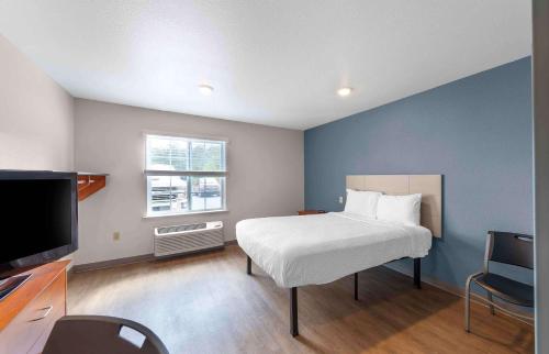 a bedroom with a bed and a tv in a room at Extended Stay America Select Suites - Birmingham - Bessemer in Bessemer