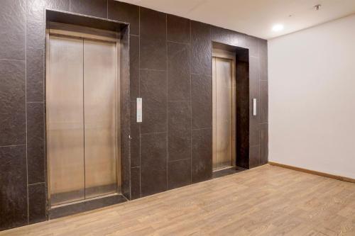 a hallway with elevators in a building at Super Townhouse Gomti Nagar Matiyari in Lucknow
