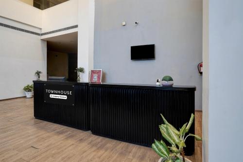 an office with a reception desk in a room at Super Townhouse Gomti Nagar Matiyari in Lucknow