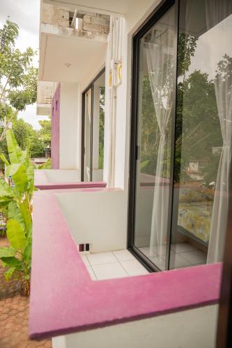 a room with a pink counter and a window at Hotel Palmarito in Puerto Escondido