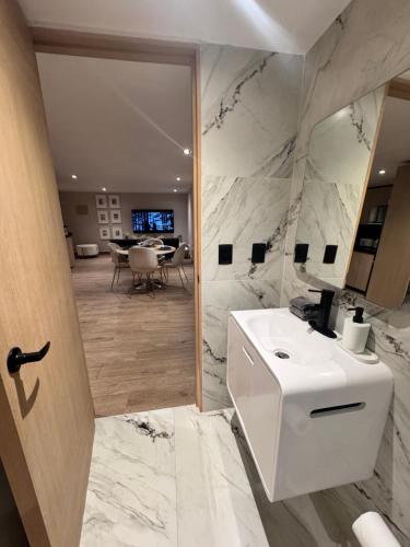 a bathroom with a white sink and a table at Departamento en Ciudad de México in Mexico City
