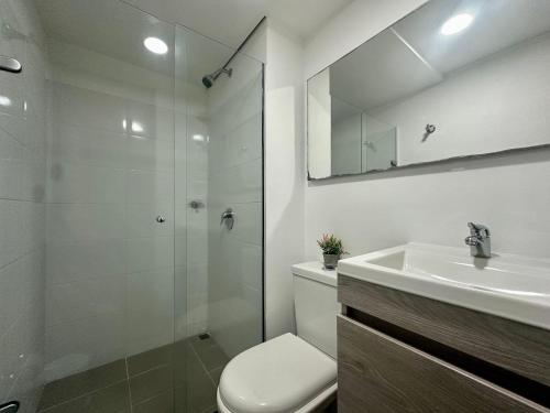 un bagno con doccia, WC e lavandino di Moderno Apartamento Sabaneta- Century Tower II a Envigado