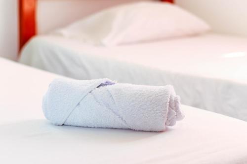 a white towel sitting on top of two beds at Hotel Cardany Relax in Carepa