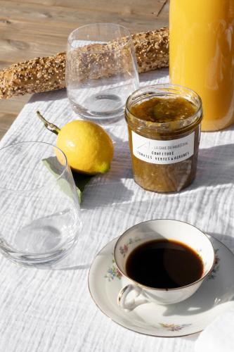 une tasse de café et un citron sur une table dans l'établissement Relais - U Machjonu, à Tolla