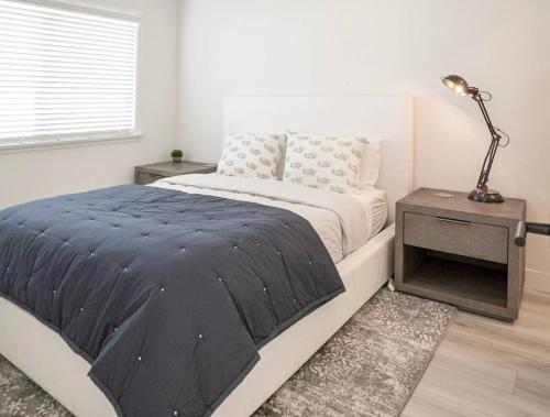 a bedroom with a bed and a lamp on a night stand at Montecito-Chic Beachside Retreat in Montecito