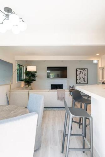 a kitchen and living room with a table and chairs at Montecito-Chic Beachside Retreat in Montecito