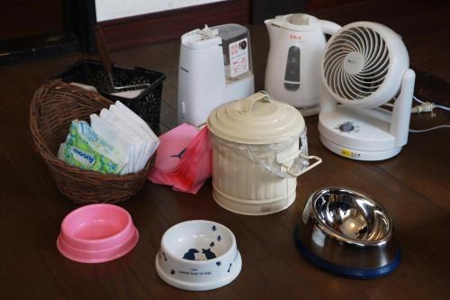 a table with a blender and other kitchen items at 森のかくれ宿シープ in Imazu
