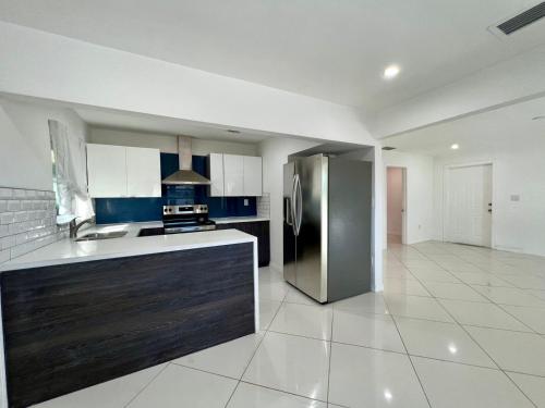 Kuchyň nebo kuchyňský kout v ubytování Beautiful, fully furnished 4bed 2bath house - 5 minute walk to Miracle Mile Downtown Coral Gables