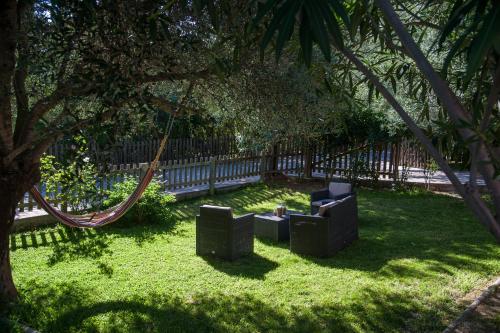 Κήπος έξω από το Leventis Villas Complex with Sharing Pool