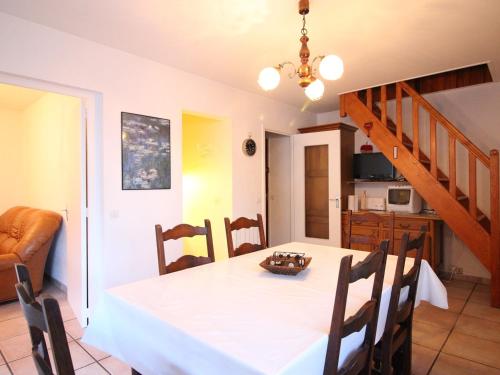 une cuisine et une salle à manger avec une table et des chaises dans l'établissement Duplex centre Mont-Dore, 80m², terrasse, parking, 6 pers, no animaux - FR-1-415-130, à Le Mont-Dore