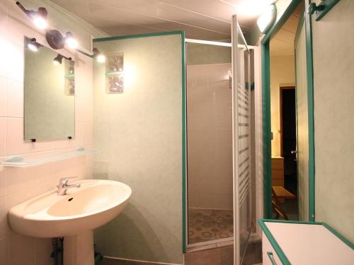 une salle de bain avec un lavabo et une douche dans l'établissement Duplex central 90m² avec parking, 2 chambres, 6 couchages, proche Thermes, wifi inclus - FR-1-415-136, à Le Mont-Dore