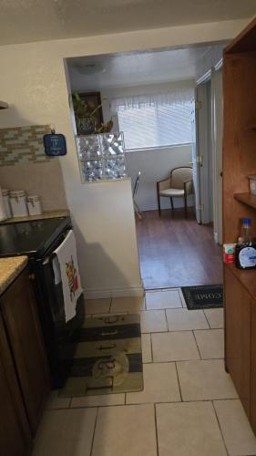 Dapur atau dapur kecil di Great room in West Jordan B