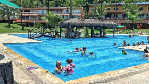 un gruppo di persone che nuotano in una piscina di Casa inteira na PRAIA & SERRA Melhor Resort Angra a Conquista