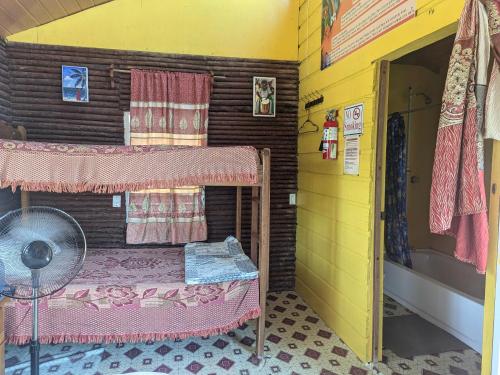 Palmento Grove Garifuna Eco-Cultural & Healing Instituteにあるベッド