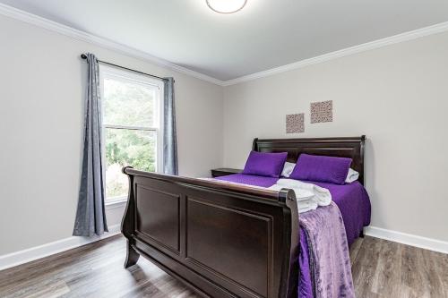 Postel nebo postele na pokoji v ubytování Beautiful recently updated 3bed and 2bath ranch