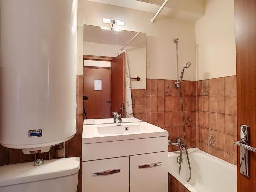 une salle de bain avec un lavabo, des toilettes et une baignoire dans l'établissement Studio cosy à La Clusaz - 3 pers, parking, Wifi, animaux admis - FR-1-818-85, à La Clusaz