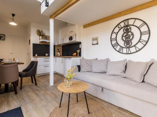 un salon avec un canapé et une table dans l'établissement Charmant Studio avec Jardin à Guérande, WiFi inclu - FR-1-306-1293, à Guérande
