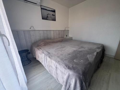 une chambre avec un grand lit dans une pièce dans l'établissement Collioure T2 élégant avec terrasse et parking - FR-1-309-492, à Collioure