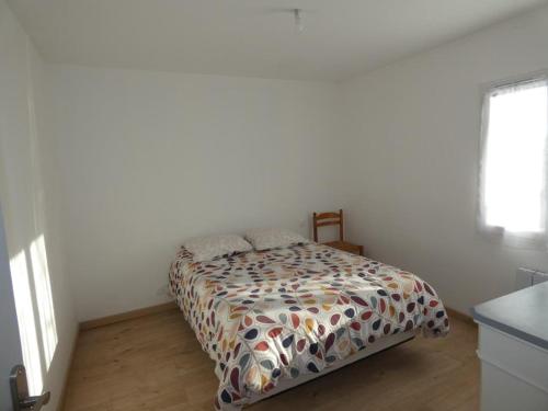 une chambre avec un lit dans une pièce blanche dans l'établissement Maison 94m² rénovée, 4 personnes, animaux admis, jardin - FR-1-540-311, à Notre-Dame-de-Monts