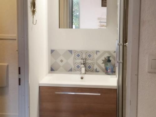 une salle de bain avec un lavabo et un miroir dans l'établissement Villa T2 Mezzanine - 6 Pers - Parking, Piscine, Clim - FR-1-795-55, à Fleury
