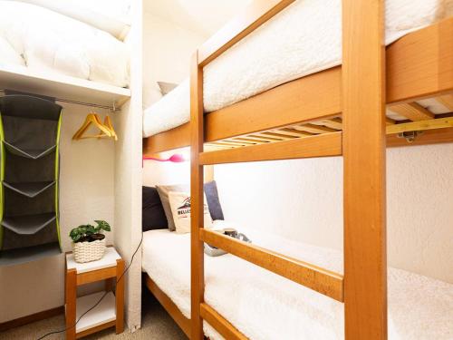 Ce dortoir comprend 2 lits superposés et un placard. dans l'établissement Confort à St Lary: T2, 4 pers, jacuzzi, sauna, gym, parking - FR-1-296-512, à Vignec