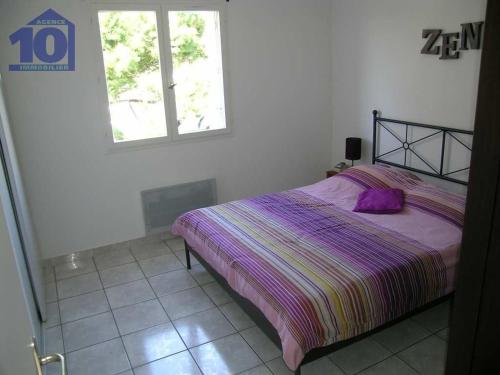 une chambre avec un lit et une fenêtre dans l'établissement Villa 8 Pers avec Garage et Piscine à 450m de la Plage - FR-1-781-84, à Valras-Plage
