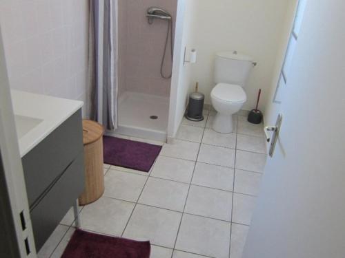 une petite salle de bain avec toilettes et douche dans l'établissement Villa 8 Pers avec Garage et Piscine à 450m de la Plage - FR-1-781-84, à Valras-Plage