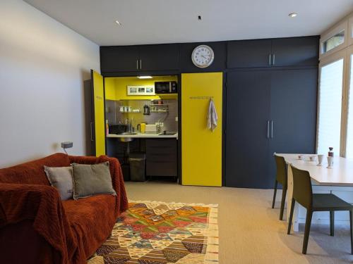un salon avec un canapé et une table et une cuisine dans l'établissement Location saisonnière avec terrasse privée, WIFI, animaux admis, recharge électrique à Rivières - FR-1-653-275, à RiviÃ¨res