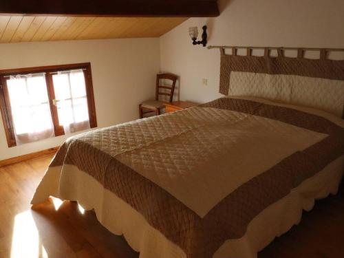 une chambre avec un grand lit dans une pièce dans l'établissement Maison rénovée 4 pers. avec jardin et PARKING - FR-1-738-34, à Saint-Georges-de-Didonne