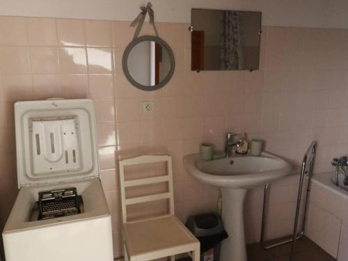 une petite salle de bain avec un lavabo et un évier dans l'établissement Maison rénovée 4 pers. avec jardin et PARKING - FR-1-738-34, à Saint-Georges-de-Didonne