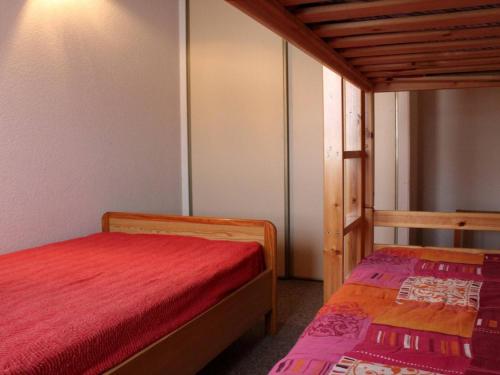 Cette petite chambre comprend 2 lits. dans l'établissement Maison 5 pers. proche plage avec jardin, parking - FR-1-246A-333, à Dolus-d'Oléron