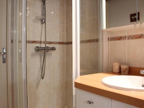 une salle de bain avec douche et lavabo dans l'établissement Maison 5 pers. proche plage avec jardin, parking - FR-1-246A-333, à Dolus-d'Oléron