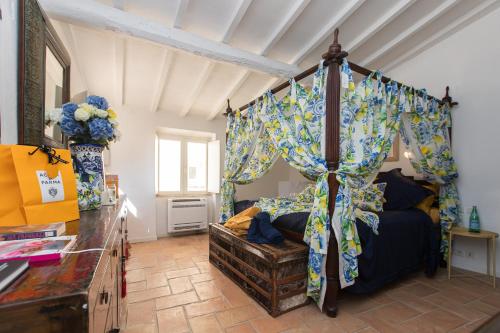 Un dormitorio con una cama con dosel en una habitación. en Steps from the Port! Chic 2-Bed in the Heart of Saint-Tropez, en Saint-Tropez
