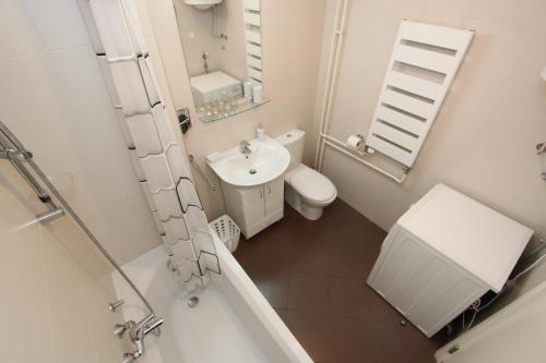 uma casa de banho com um lavatório, um WC e um espelho. em New Belgrade apartment Neven, parking 5 evra dan em Belgrado