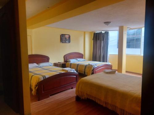 GuanoにあるHotel Valle de Guanoのベッドが2つと窓があるホテルの部屋