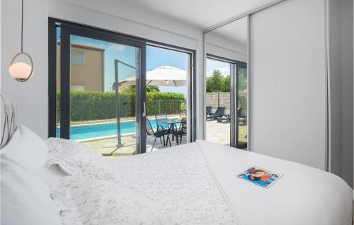 Ένα ή περισσότερα κρεβάτια σε δωμάτιο στο Lovely Home In Radmani