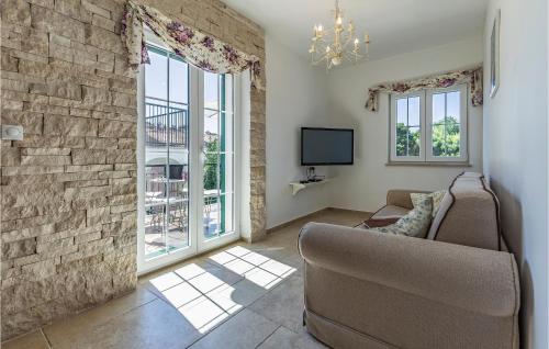 2 Bedroom Cozy Apartment In Pula