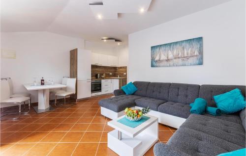 Amazing Apartment In Pavicini With Wifi