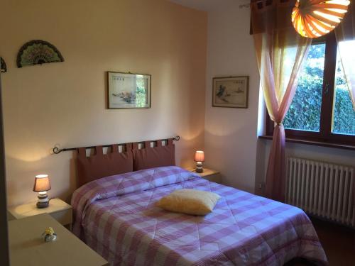 1 dormitorio con cama con almohada en Magnolia, en Tirrenia