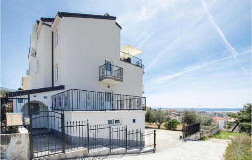 3 Bedroom Cozy Apartment In Podstrana