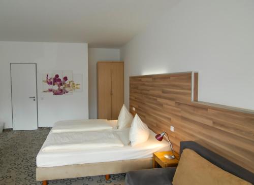 Un pat sau paturi într-o cameră la Petul Apart Hotel Am Ruhrbogen