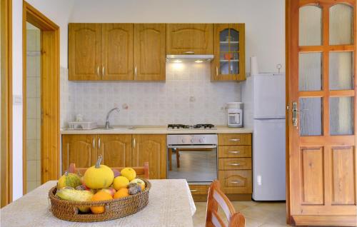 Kuchyň nebo kuchyňský kout v ubytování Cozy Apartment In Rakalj With Wifi